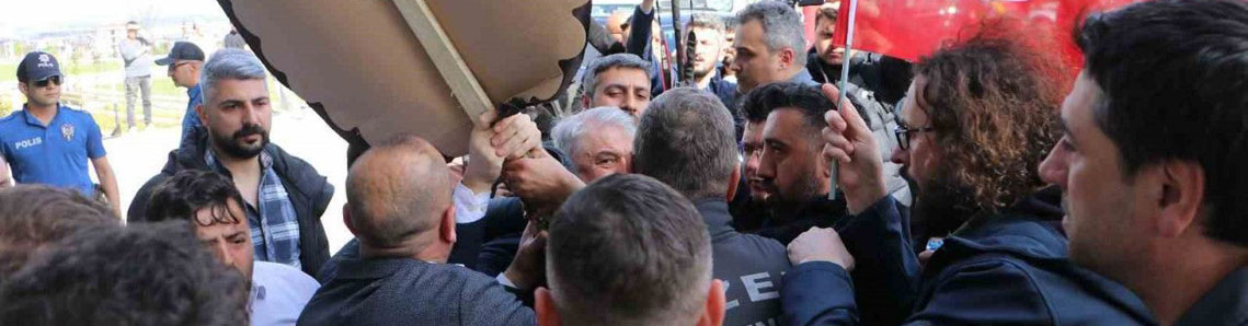 Belediyeye siyah çelenk