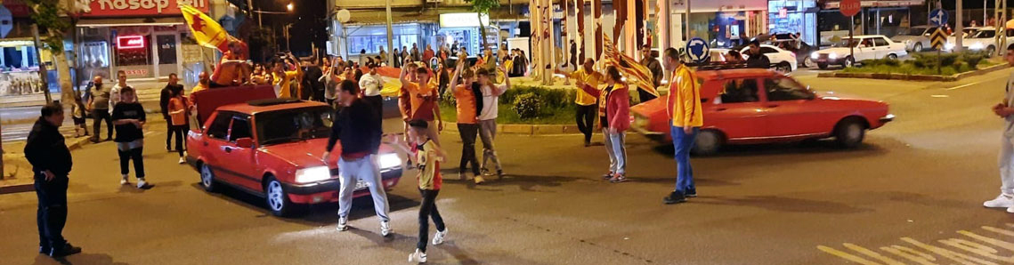 Galatasaray taraftarları sokağa döküldü
