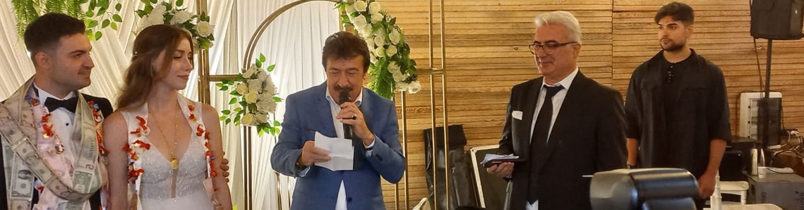 Ünlü Şair, gelin ve damadın şiirini seslendirdi