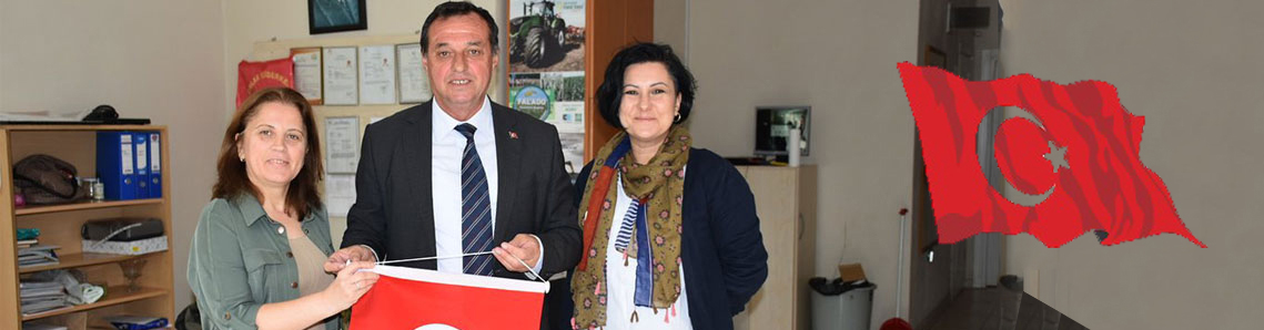 Esnaflara Türk Bayrağı hediye etti