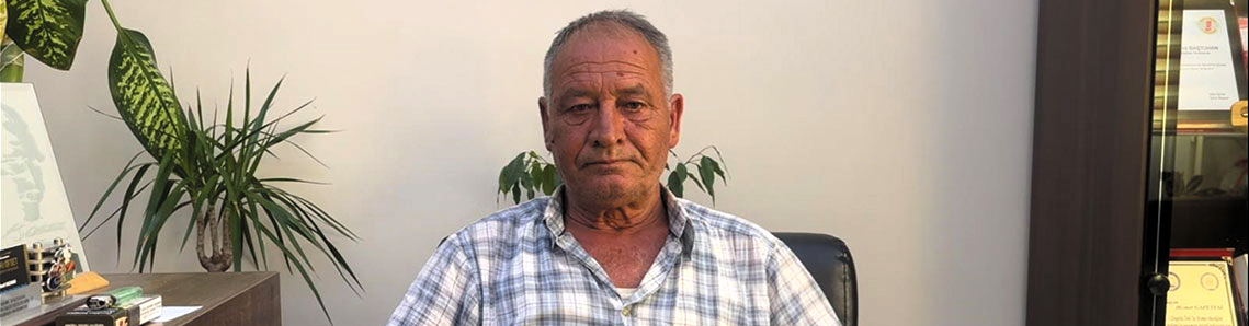 Kendi yazdığı türküyü seslendirdi