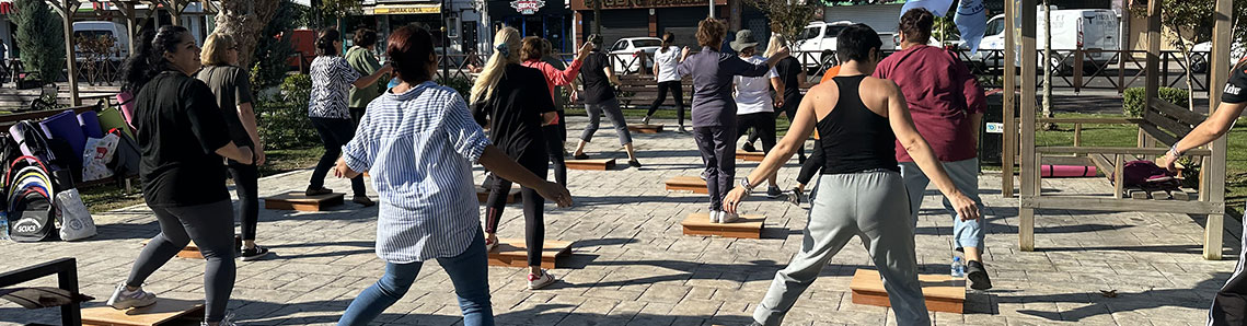Step ve aerobik yapan kadınlar renkli görüntüler oluşturdu