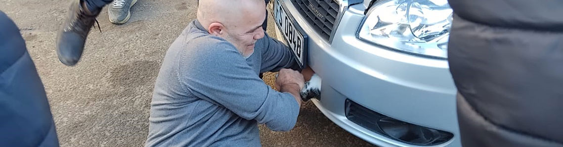 Motora sıkışan kedi kurtarıldı