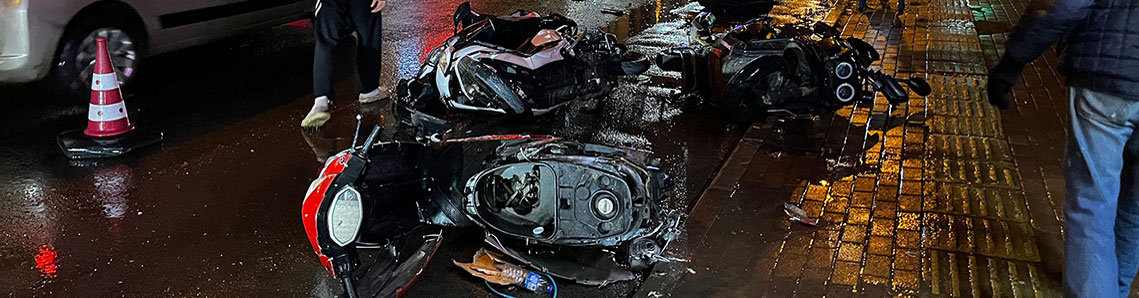 Park halindeki motosikletlere çarpıp kaçtı