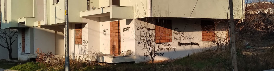 Madde bağımlılarına karşı duvar ördüler
