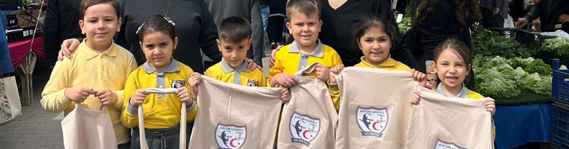 İlkokul öğrencilerinden çevre için bez çantalar