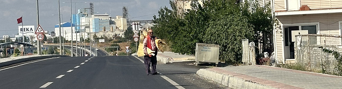 56 yıldır yollarda süpürge satarak geçimini sağlıyor